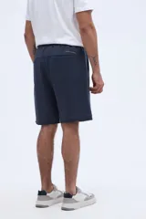 Short de algodón color bordó con cintura elastizada y cordón ajustable, con terminaciones al corte y bolsillos laterales.