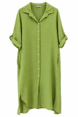 Vestido midi de lino color verde pistacho, con cuello camisero, botonadura frontal completa y mangas cortas con vuelta. Presenta bolsillos laterales y dobladillo asimétrico más largo en la parte trasera.