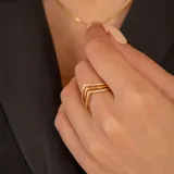 Anillo de oro 9k con diseño en forma de V, compuesto por dos bandas unidas, una de ellas con engaste de circonias brillantes.
