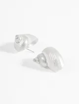 Aros colgantes con forma de concha.