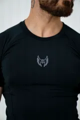 Remera deportiva de lycra negra, de manga corta y corte ajustado.