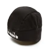 Gorro deportivo tipo beanie de invierno, color negro, con logo de la marca estampado en material reflectante en la parte frontal.