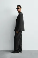 Blazer regular fit confeccionada en popelín de algodón. Presenta cuello con solapas de muesca, cierre frontal de un botón, bolsillo de vivo en el pecho y dos bolsillos de plastrón en la cadera. Diseño sin forro interior con abertura central en la espalda.