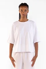 Remera de manga corta color blanco, de corte holgado y diseño clásico con cuello redondo.