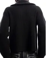 Campera de punto acanalado color negro, con cuello alto y cierre frontal doble. Presenta mangas largas y un diseño ajustado al cuerpo.