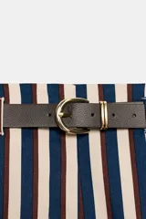 Pantalón de tiro alto y pernera recta con estampado de rayas verticales en tonos azul, marrón y beige. Incluye un cinturón delgado de color marrón oscuro con hebilla metálica dorada.