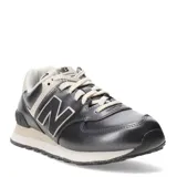 Championes urbanos New Balance modelo 574, color gris metalizado con detalles en beige y blanco. Presentan el logo N característico en los laterales, cordones al tono y entresuela con tecnología ENCAP para mayor amortiguación.
