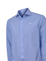 Camisa de manga larga para hombre de la marca RKF, con diseño de rayas finas celestes y rosadas, cuello italiano, cierre frontal de botones y logo bordado en el pecho.