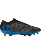 Championes de fútbol Under Armour Magnetico Elite 5, con diseño texturizado en color negro y detalles en azul brillante. Presenta cuello de punto tipo calcetín y suela con tacos mixtos para superficies naturales firmes.