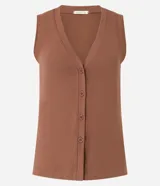 Blusa chaleco Marfinno confeccionada en ribana de viscosa, de color negro, con textura acanalada, escote en V, sin mangas y cierre frontal con botones.