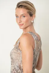 Top sin mangas color beige con lentejuelas plateadas y escote redondo.