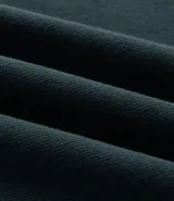 Buzo de cuello redondo y manga larga, confeccionado en tejido de media malla con puños ajustados. Diseño minimalista sin estampa.