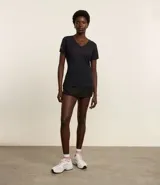 Remera deportiva negra de poliamida con mangas cortas, cuello redondo, textura y recorte cutout en la espalda con inscripción Active en rosa.