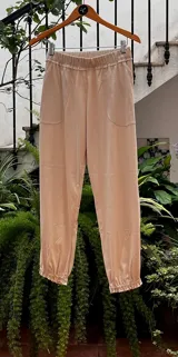 Pantalón tipo babucha color camel, con cintura y puños elastizados, bolsillos delanteros y confeccionado en 100% algodón.