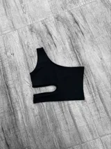 Top asimétrico de crepe, con un solo hombro y corte en la parte inferior.