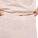 Conjunto de pijama de dos piezas, compuesto por una remera de manga corta y un pantalón largo, ambos a rayas horizontales en tonos beige y blanco.