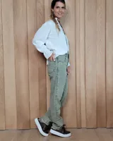 Pantalón de jean de corte recto y tiro medio, en color gris oscuro con efecto lavado. Presenta cierre frontal con botón y bolsillos laterales y traseros.