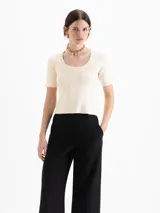 Top Harry de tejido de punto morley, color beige, con silueta al cuerpo, mangas cortas y escote U pronunciado con terminación acanalada.