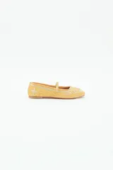 Bailarina negra de estilo plano con tira de terciopelo que cruza el empeine. Presenta bordados intrincados en hilo dorado y apliques de lentejuelas y cuentas en la punta y el cuerpo del zapato.