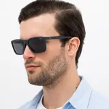 Lentes de sol INVU modelo IB22463C, con montura cuadrada color azul y negro, y lentes polarizadas.