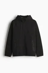 Campera deportiva negra con capucha, cierre frontal y bolsillos laterales con cierre. Confeccionada en tejido funcional efecto neopreno con tecnología DryMove™ para absorber el sudor.