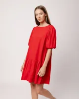 Vestido corto rojo de lino con escote bote y mangas abullonadas.