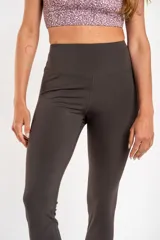 Legging deportivo de tiro alto en color negro, con ajuste ceñido al cuerpo y diseño minimalista.