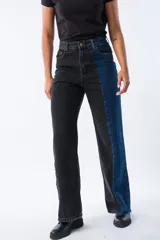 Pantalón de jean de corte recto, con un lado en denim negro y otro en denim azul.