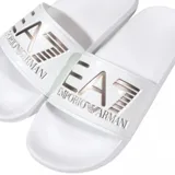 Ojotas EA7 Emporio Armani con base negra y banda superior blanca que presenta el logo de la marca en color negro.