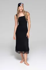 Vestido largo negro de morley con detalles de encaje en el ruedo y botones en el pecho.