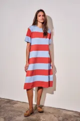 Vestido midi de tejido de punto con diseño de rayas horizontales anchas en color rojo y celeste. Presenta cuello redondo, mangas cortas y un corte recto y fluido.
