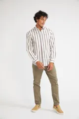 Camisa de manga larga con cuello clásico y cierre frontal abotonado. Presenta un estampado de cuadros en tonos azul marino y rojo. Confeccionada en algodón, cuenta con un corte slim fit y logo bordado en el pecho.