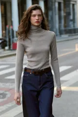 Jersey de punto fino confeccionado en lana, con cuello subido y manga larga, de diseño básico y ajustado.
