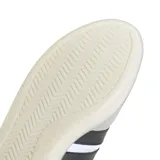 Championes Adidas Bareeda Decode, color blanco con detalles en negro y gris. Presentan las tres tiras características de la marca en color negro y suela color crema.