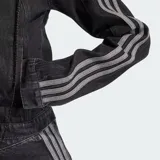 Campera de denim negro con efecto lavado, corte corto y ajustado. Cuenta con cierre frontal y las clásicas tres tiras de Adidas en las mangas.
