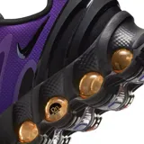 Championes Nike Air Max Dn8 de diseño moderno y deportivo. Presentan una combinación de colores en negro y violeta, con una suela técnica que incorpora cápsulas de aire visibles en tono bronce para mayor amortiguación.