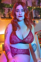 Bralette rojo de puntilla elastizada con forro interno, breteles regulables y ganchos en la espalda.