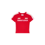Remera roja de manga corta, con bandas laterales y en los hombros en color rosado claro. Cuenta con estampados gráficos en blanco en el pecho, incluyendo la inscripción "EMESTUDIOS".