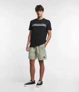 Bermuda masculina de sarga lavada color verde militar, con bolsillos laterales y cintura ajustable.