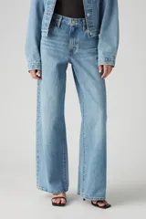 Pantalón de jean de corte recto, color celeste claro, con tiro alto y diseño clásico de cinco bolsillos.