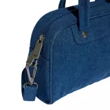 Mini bolso tipo bowling Adidas, confeccionado en tejido denim azul. Presenta doble asa superior, correa ajustable y extraíble, y el logo del trébol metálico en el frente.