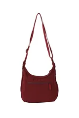 Bandolera de nailon color negro, con cierre frontal y correa ajustable.