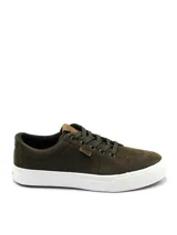 Championes urbanos de diseño clásico, color verde militar, con suela blanca y cordones al tono. Presenta detalles en eco-cuero marrón en la lengüeta y un aplique lateral con la marca grabada.