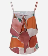 Blusa de breteles finos confeccionada en viscosa, con diseño de superposición en el busto y estampado geométrico multicolor en tonos terracota, verde y beige.