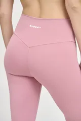 Calza deportiva larga color rosa con cintura alta y compresión media.