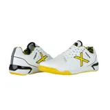 Championes de fútbol sala Munich modelo Prisma 31, color blanco con detalles en amarillo y negro. Presentan una estructura reforzada con malla transpirable y suela de goma diseñada para superficies de interior.