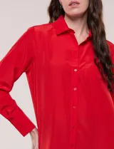 Camisa de satén blanca de la marca Floral & Ivy, con cuello con solapa, cierre frontal de botones, manga larga con puño ancho y bolsillo aplicado en el pecho.