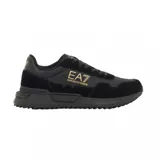 Championes EA7 Emporio Armani de estilo urbano, color negro con detalles en dorado. Presentan una combinación de paneles de gamuza y material sintético, con el logo de la marca estampado en el lateral y en la lengüeta. Cuentan con una suela dentada de goma para mayor tracción.