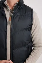 Chaleco verde militar con cierre frontal, cuello alto y dos bolsillos externos con cierre.