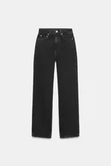 Jeans de tiro alto con corte mom fit, cinco bolsillos y cierre frontal con cremallera y botón metálico.